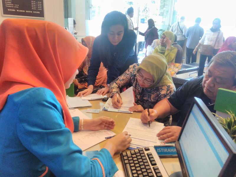 petugas-bank-bri-syariah_20170410_133641.jpg