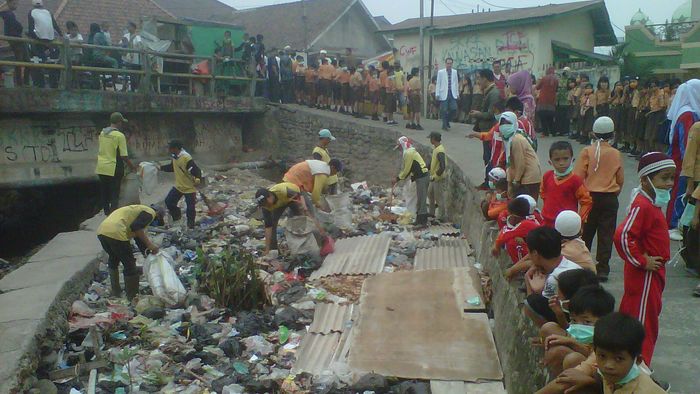 petugas-kebersihan-bekerja-ambil-sampah_20151030_083721.jpg