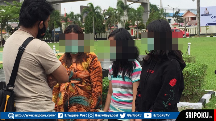 petugas-mengamankan-sejumlah-wanita-kampung-narkoba.jpg