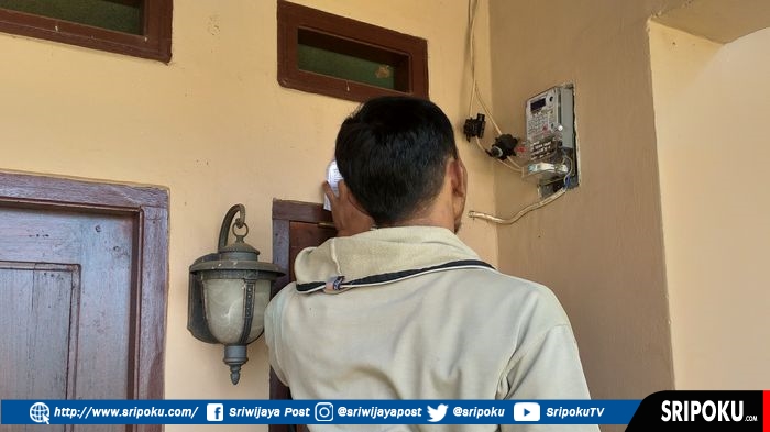 petugas-pln-pagaralam-memeriksa-meteran-listrik.jpg