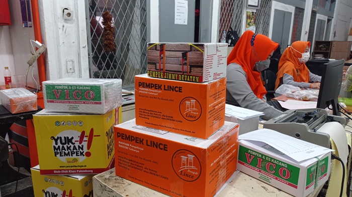 petugas-pt-pos-mendata-paket-pempek-yang-akan-dikirim-konsumen-ke-jabodetabek.jpg