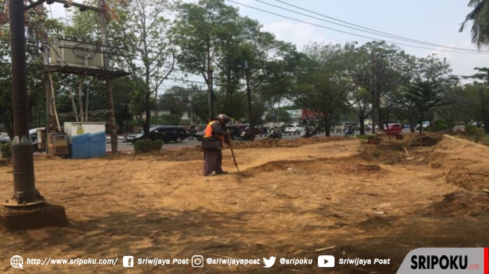 petugas-tengah-membentuk-tanah-di-taman-dispora-di-demang-lebar-daun-sabtu-2892019.jpg