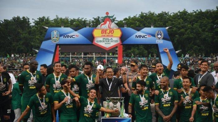 peyerahan-piala-gubernur-jatim-ke-persebaya.jpg