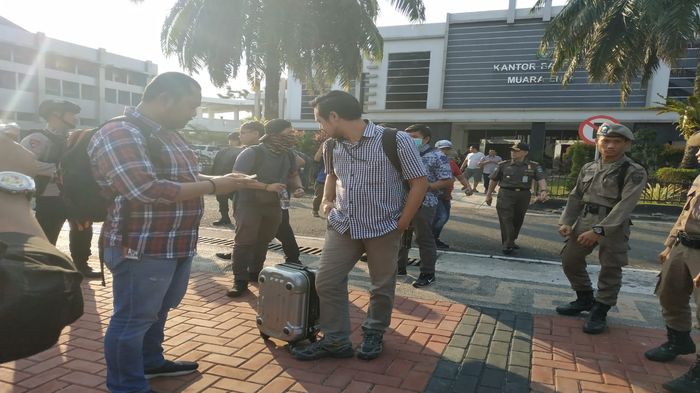peyidik-kpk-geledah-ruang-kerja-bupati-muaraenim.jpg