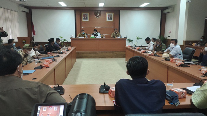 pj-bupati-muara-enim-menerima-15-perwakilan-balon-kades.jpg