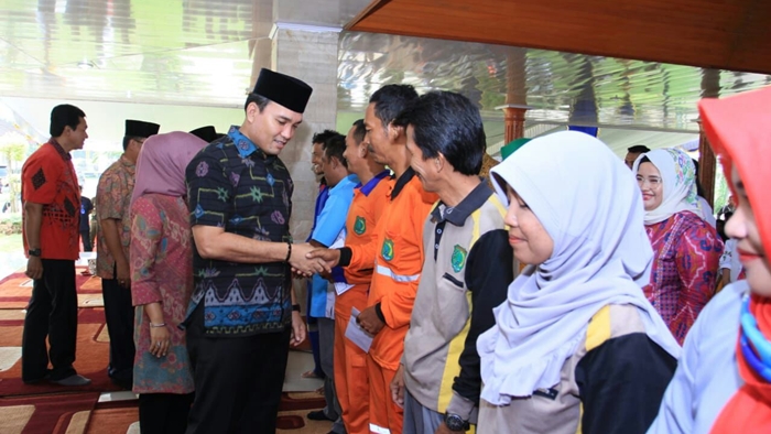 plt-bupati-muba-bagikan-thr_20180608_184548.jpg