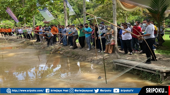 plt-bupati-muba-beni-hernedi-ketika-mengangkat-tangkul-pada-festival-bekarang-2021.jpg