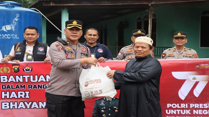 polres-muara-enim-salurkan-bansos.jpg