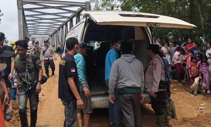polsek-tanah-abang-PAli-evakuasi-di-jembatan-sungai-lematang.jpg