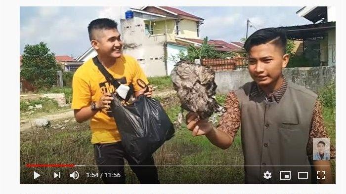 prank-sampah-youtuber-edo-putra-memberi-bungkusan-daging-kurban-yang-ternyata-berisi-sampah.jpg