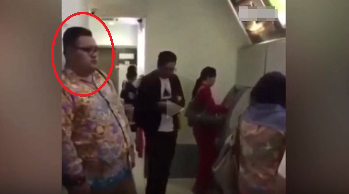 VIDEO: Asli Ngakak! Dikira Mesin ATM, Seorang Nasabah tak Sadar Arahkan Kartu ATM Ke Perut Pria Ini