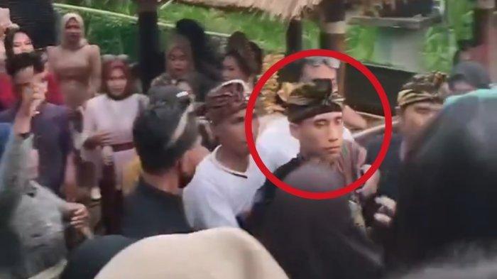 pria-marah-karena-sang-perempuan-ketahuan-berstatus-janda.jpg