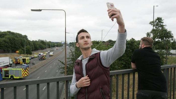 Pria Ini Selfie Saat Terjadi Kecelakaan