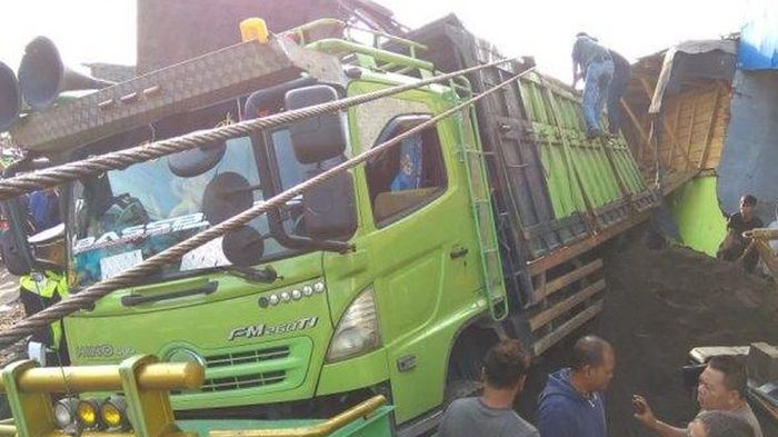 proses-evakuasi-truk-tronton-yang-mengalami-rem-blong-lalu-menabrak-rumah-di-gekbrong.jpg