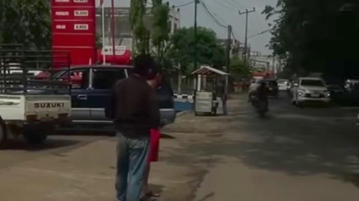 Viral Dugaan Pungli Antrean SPBU Mataram Musi Rawas, Koordinator Parkir Buka Suara - Sripoku.com