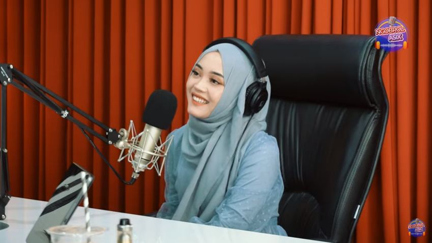 putri-delina-mengobrol-dengan-azriel-hermansyah-di-konten-ngobrol-asix-senin-22112021.jpg