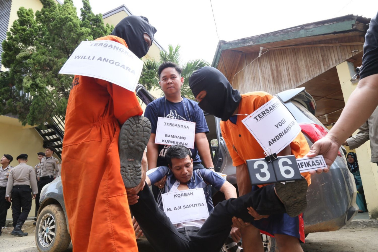 rekonstruksi-pembunuhan-driver-grabcar_20180620_192357.jpg