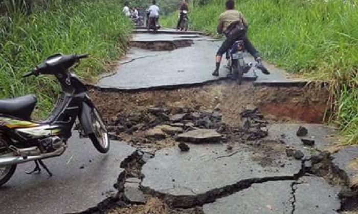 ruas-jalan-di-desa-cukuh-nau-kecamatan-sungaiare_20161205_172518.jpg