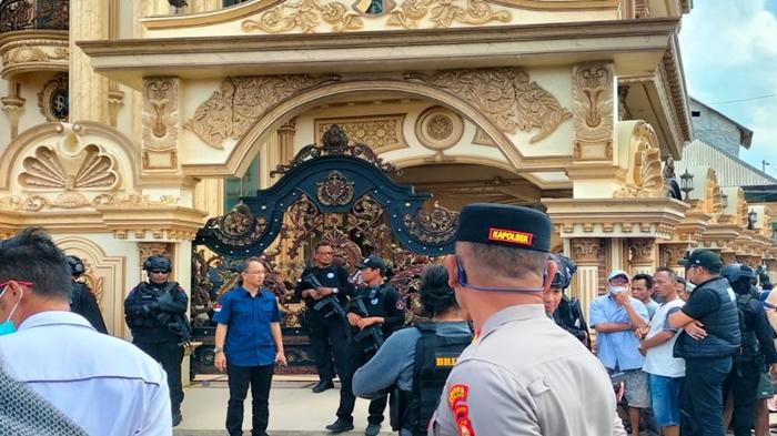 rumah-mewah-tulung-selapan-dikepung-polisi-56.jpg