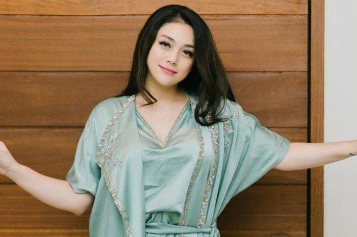 rumah-tangganya-dengan-stefan-di-ujung-tanduk-celine-pamer-penampilan-barudipuji-cantik-bak-boneka.jpg