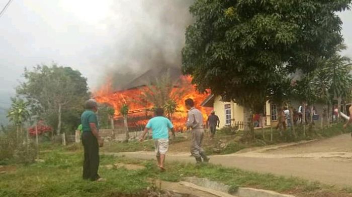 rumah-terbakar-di-lahat.jpg