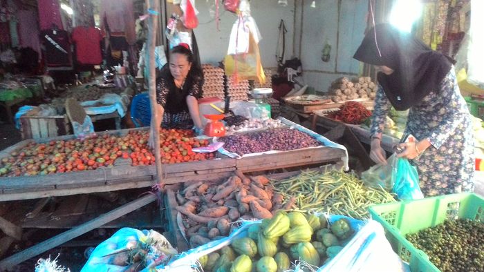 salah-satu-pedagang-di-pasar-tradisional-oku-selatan_20170506_114348.jpg