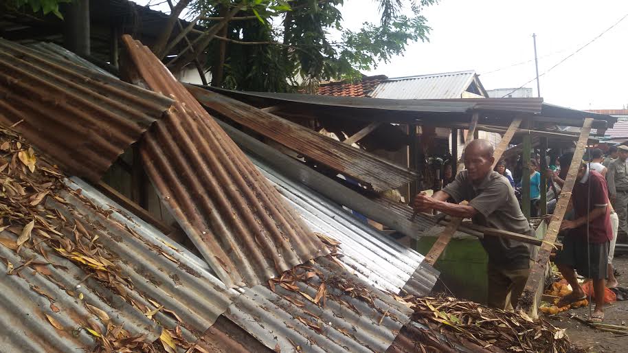 Ditertibkan Satpol PP, Pedagang Kaki Lima Pasar Soak Bato Bongkar Sendiri Kiosnya
