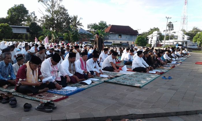salat-idul-adha-di-lapangan-pemkab-empatlawang_20160912_141411.jpg