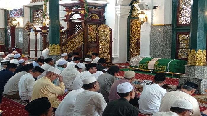 salat-jumat-dan-haji-halim.jpg