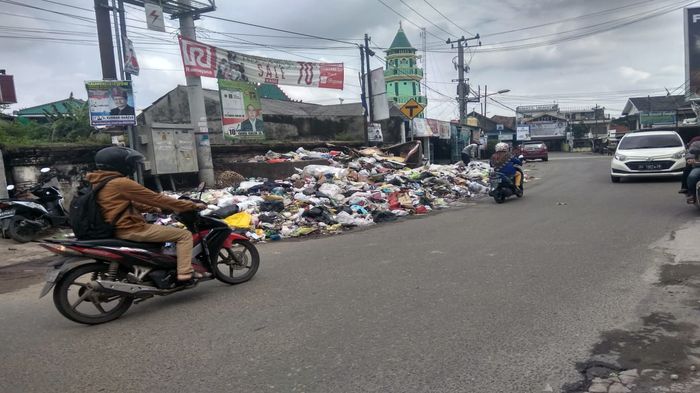 Sampah Meluber Sampai ke Jalan di Kawasan Masjid Suro Ganggu Pengendara & Pedagang