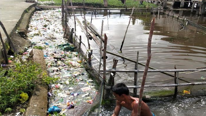 sampah-mengapung-di-depan-pekarangan-rumah.jpg