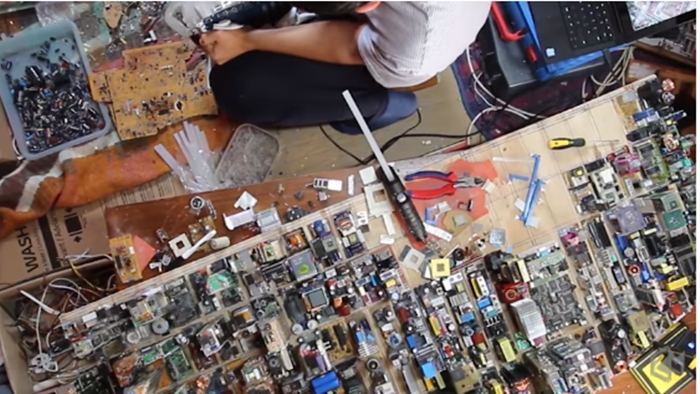 Pemuda 17 Tahun Ini Gunakan Sampah Elektronik Untuk PR di Sekolahnya, Hasilnya Menakjubkan