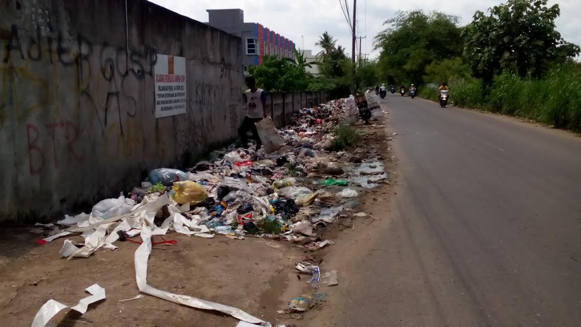 Tumpukkan Sampah Meluber ke Jalan Menebar Bau Busuk