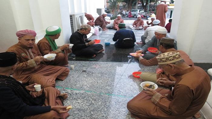 Masjid Agung Palembang Sediakan Ratusan Porsi Sarapan Gratis Setiap Subuh - Sripoku.com