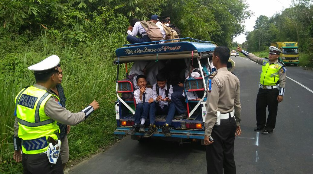 Satlantas Polres Musirawas Tegur Kendaraan Bawa Anak Sekolah Sampai ke Atap Mobil