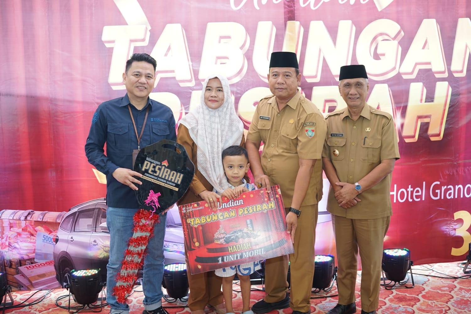 Bank Sumsel Babel Lubuklinggau Beri Kejutan Hadiah Mobil Toyota Rush untuk Nasabah Setia