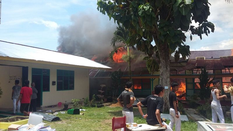sd-dan-sma-xaverius-lubuklinggau-terbakar_20160917_211902.jpg
