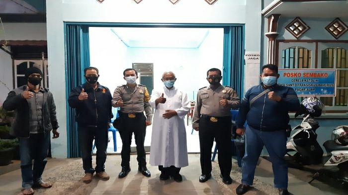 sejumlah-anggota-polres-pagaralam-jaga-gereja.jpg
