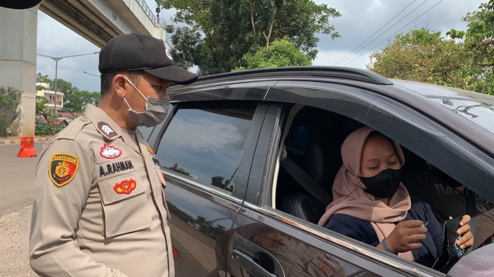 Petugas Pos Penyekatan Larangan Mudik di Dekranasda Palembang Dapat Dukungan dari Pengendara