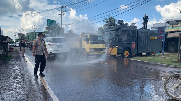 semprotkan-disinfektan-di-muba.jpg