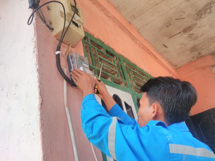 seorang-petugas-pln-mengganti-kwh-meter_20170526_104354.jpg