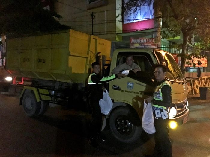 seorang-sopir-truk-sampah-mendapat-nasi-kotak_20160614_152833.jpg
