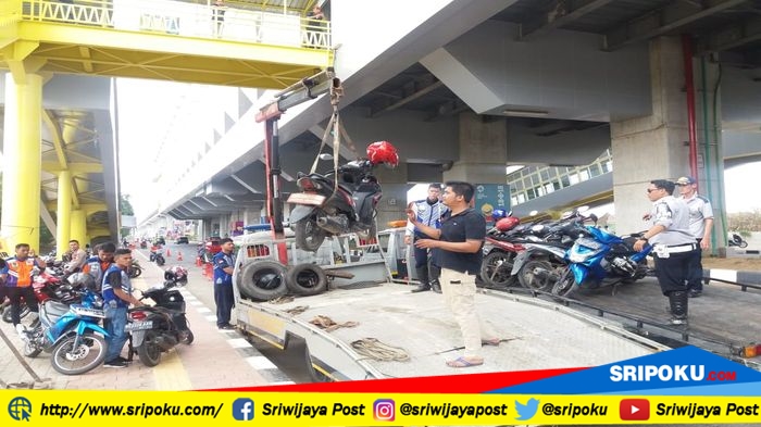 sepeda-motor-yang-parkir-bawah-tangga-stasiun-lrt-stadion-jakabaring-diderek_20180823_104039.jpg