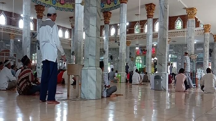 sholat-jumat-di-masjid-agung-solihin-kayuagung.jpg