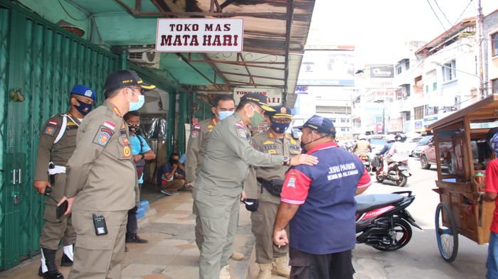 Satpol PP Sumsel Sisir Pedagang dan Warga tak Pakai Masker di Pertokoan Beringin Janggut Palembang