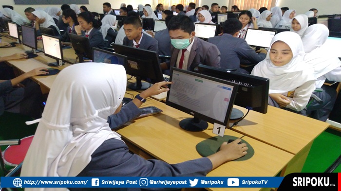 siswa-smpn-9-palembang-saat-melakukan-login-ke-situs-unbk-2019.jpg