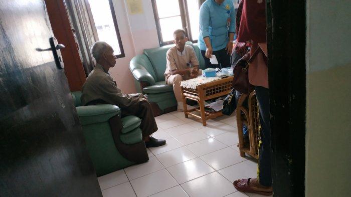 soparudin-61-orangtua-yang-menduga-keluarga-dari-mayat-perempuan.jpg