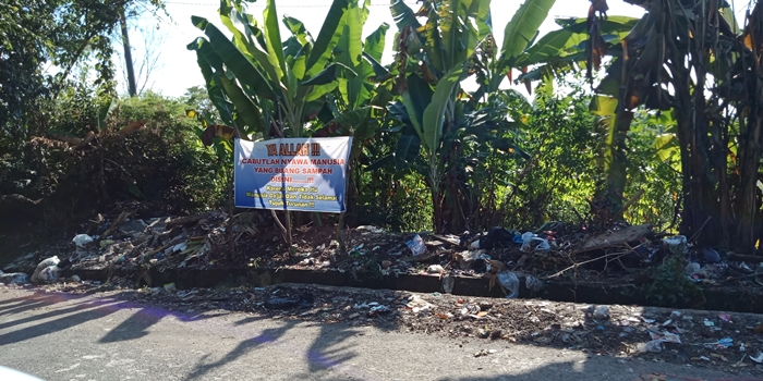 spanduk-bertuliskan-ya-allah-cabutla-nyawa-manusia-yang-membuang-sampah-disini_20180508_152129.jpg