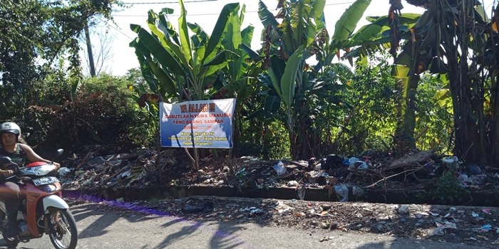 spanduk-bertuliskan-ya-allah-cabutla-nyawa-manusia-yang-membuang-sampah_20180508_100957.jpg