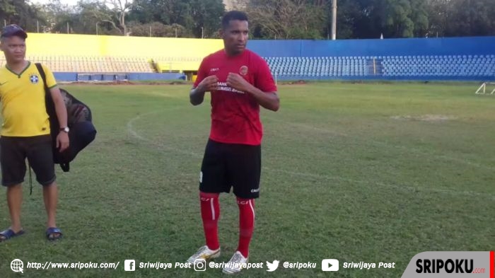 striker-alberto-beto-goncalves-seusai-latihan-di-stadion-bumi-sriwijaya-palembang.jpg